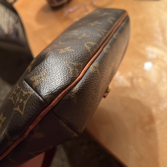 Almost new condition , very comfortable bag. 100% real. Used it few times. - Picture 8 of 9